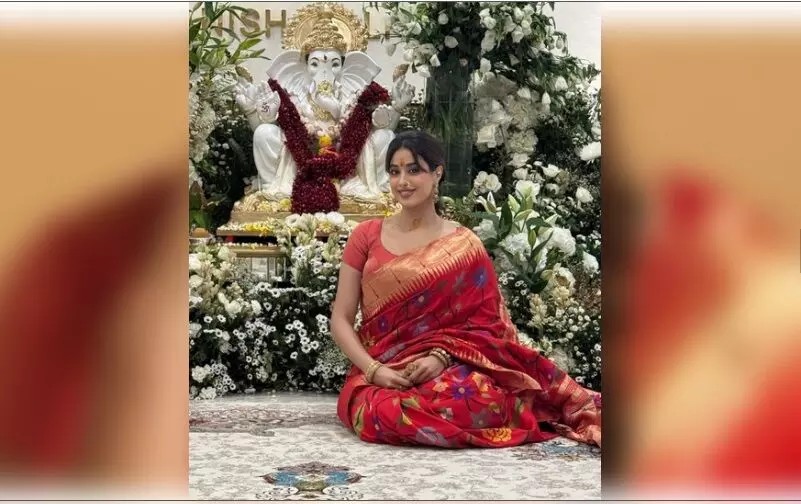 मनीष मल्होत्रा की डिजाइनर साड़ी पहने लालबागचा राजा के दर्शन के लिए पहुंची जान्हवी कपूर