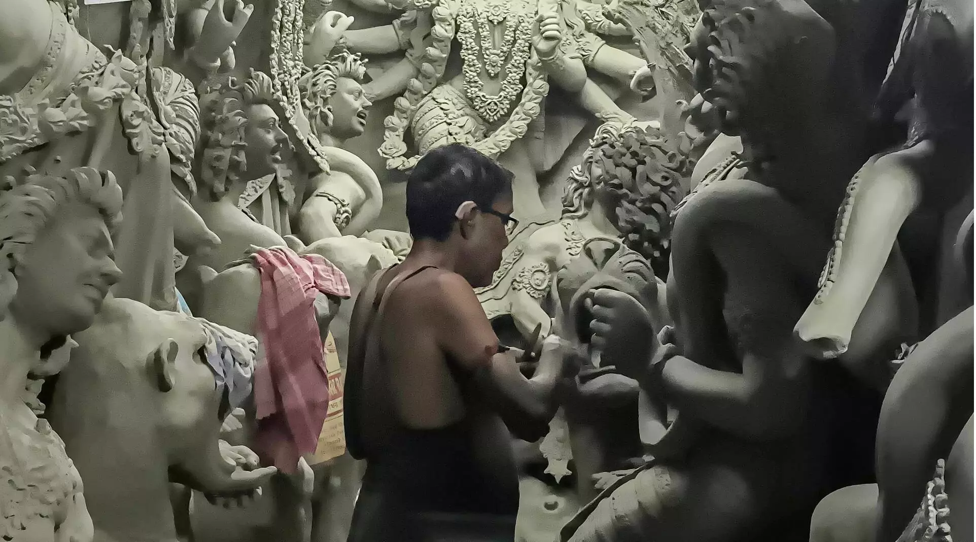 पश्चिम बंगाल की दुर्गा पूजा पर भारी चुनावी सियासत