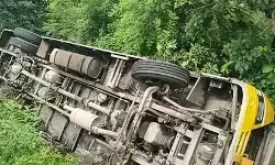 हल्द्वानी : उत्तराखंड में खाई में पलटी स्कूल बस, 12 से ज्यादा बच्चे घायल, चालक पर लापरवाही का आरोप