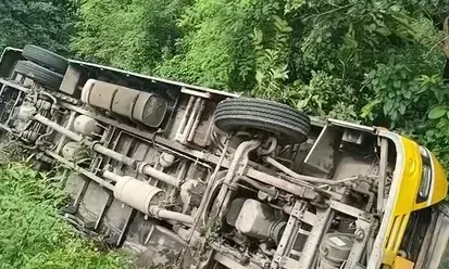 हल्द्वानी : उत्तराखंड में खाई में पलटी स्कूल बस, 12 से ज्यादा बच्चे घायल, चालक पर लापरवाही का आरोप हल्द्वानी : उत्तराखंड में खाई में पलटी स्कूल बस, 12 से ज्यादा बच्चे घायल, चालक पर लापरवाही का आरोप