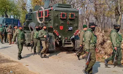 जम्मू कश्मीर में ड्यूटी के दौरान एक सेना के जवान और एक सीमा सुरक्षा बल के जवान शहीद