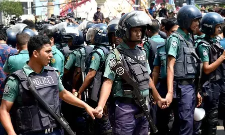 बांग्लादेश : मोहम्मद यूनुस के आवास के बाहर प्रदर्शन कर रहे छात्रों पर पुलिस की कार्रवाई, 50 घायल