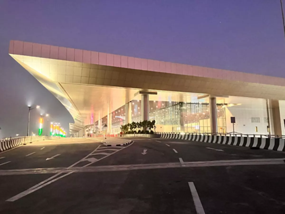 लखनऊ के सीसीएस एयरपोर्ट का होगा विस्तार, अदाणी एयरपोर्ट्स 10 हजार करोड़ का करेगा निवेश लखनऊ के सीसीएस एयरपोर्ट का होगा विस्तार, अदाणी एयरपोर्ट्स 10 हजार करोड़ का करेगा निवेश