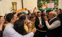 चीन में भारतीय समुदाय ने पीएम मोदी का किया भव्य स्वागत, भारत के लगे जयकारे चीन में भारतीय समुदाय ने पीएम मोदी का किया भव्य स्वागत, भारत के लगे जयकारे