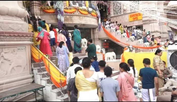 नोएडा : इस्कॉन मंदिर में आज राधाष्टमी के उपलक्ष्य पर श्रद्धालुओ की उमड़ी भीड़