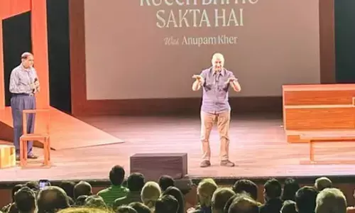 कुछ भी हो सकता है के मंच पर अनुपम खेर का जादू, दर्शकों ने खड़े होकर बजाईं तालियां कुछ भी हो सकता है के मंच पर अनुपम खेर का जादू, दर्शकों ने खड़े होकर बजाईं तालियां