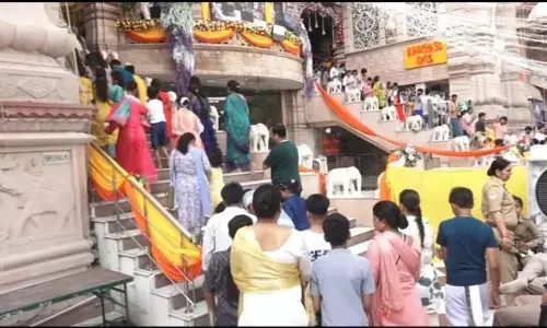 नोएडा : इस्कॉन मंदिर में आज राधाष्टमी के उपलक्ष्य पर श्रद्धालुओ की उमड़ी भीड़