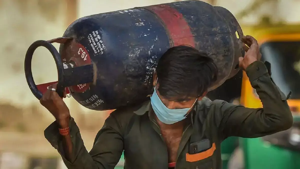 कमर्शियल एलपीजी सिलेंडर ₹51.50 सस्ता, होटल-ढाबों को राहत