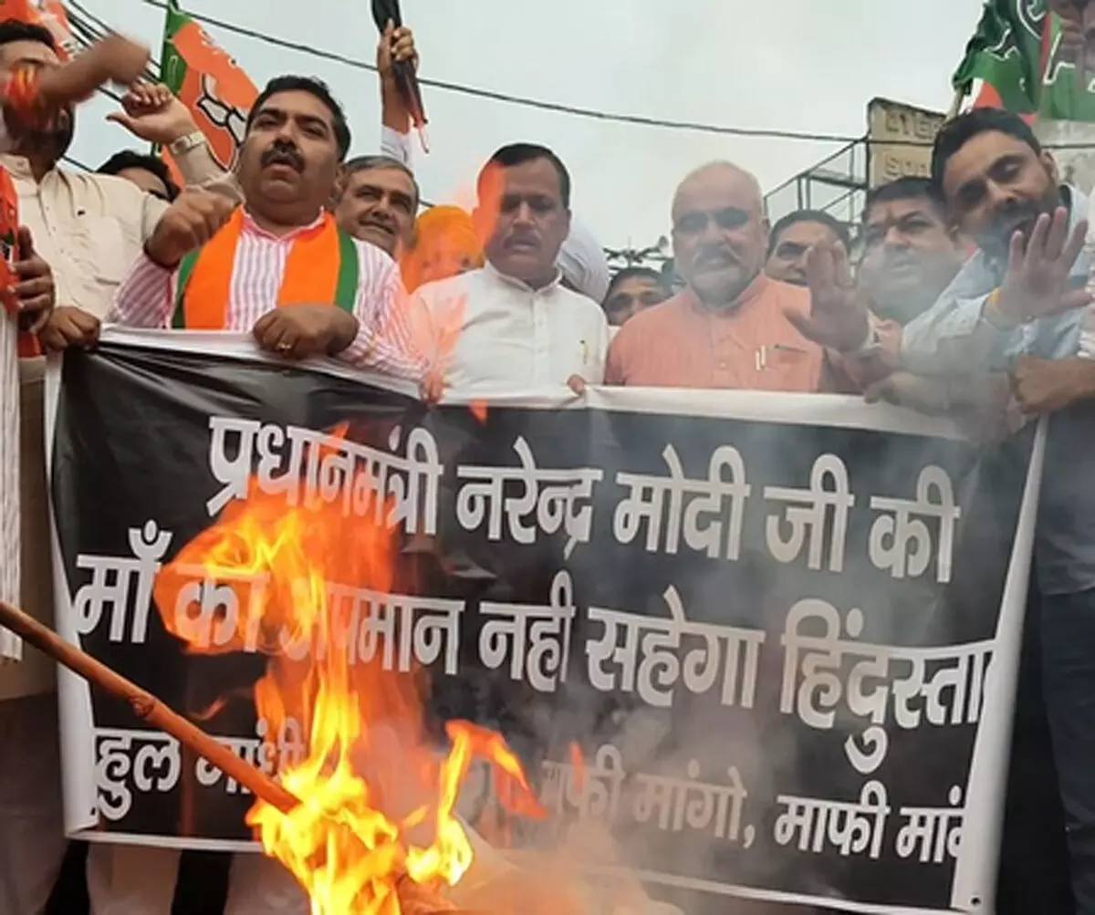 करनाल में भाजपा का आक्रोश : राहुल गांधी का पुतला फूंका, माफी की मांग