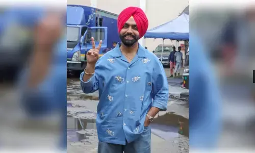 एमी विर्क ने पंजाब में बाढ़ पीड़ित 200 घरों को लिया गोद, गुरु रंधावा-सोनू सूद ने भी बढ़ाए मदद के हाथ एमी विर्क ने पंजाब में बाढ़ पीड़ित 200 घरों को लिया गोद, गुरु रंधावा-सोनू सूद ने भी बढ़ाए मदद के हाथ