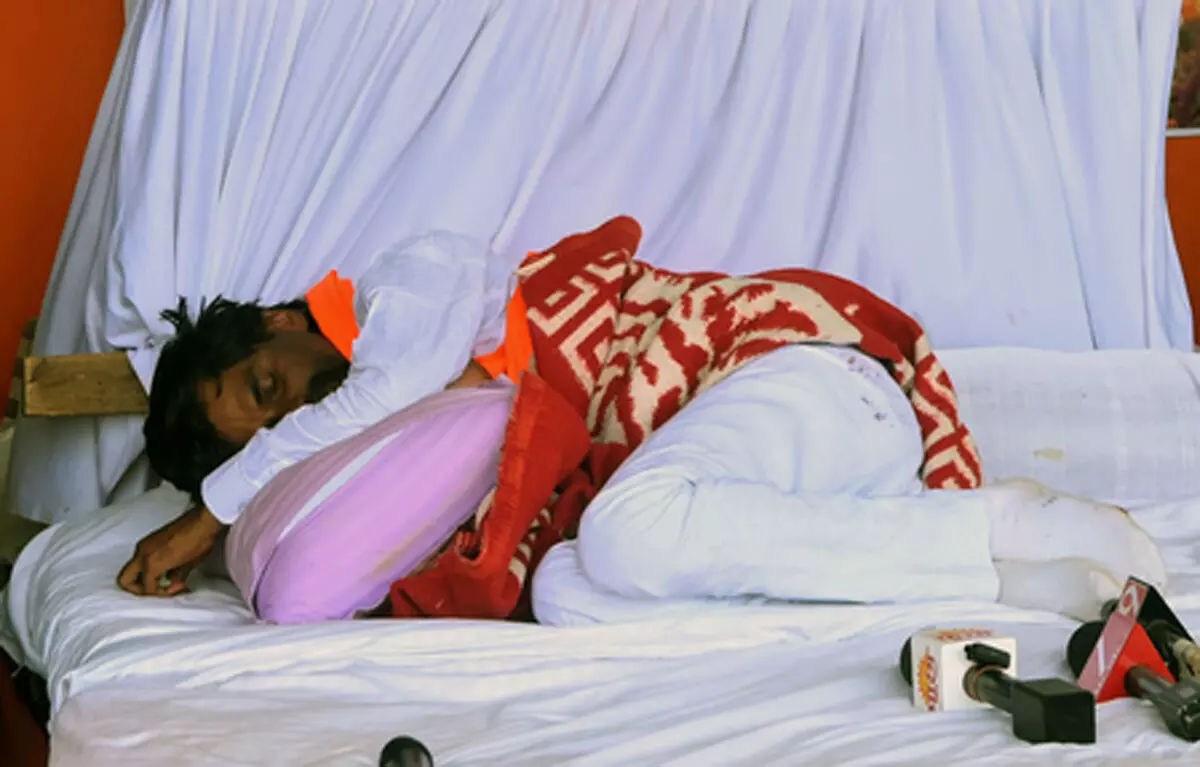 मराठा आरक्षण आंदोलन पर सख्ती : मनोज जरांगे को आजाद मैदान खाली करने का आदेश