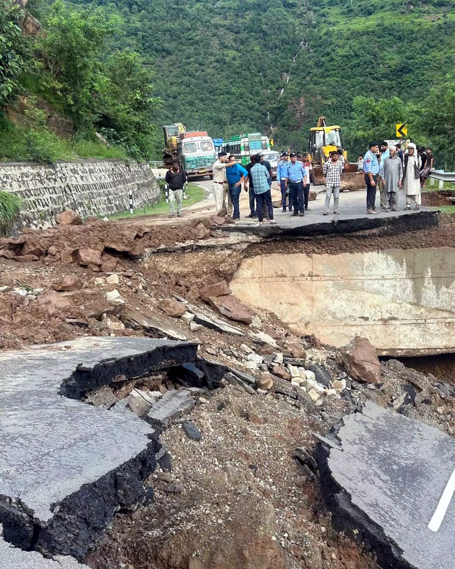 कश्मीर में मटन की आपूर्ति प्रभावित, राष्ट्रीय राजमार्ग बंद होने से कमी की आशंका कश्मीर में मटन की आपूर्ति प्रभावित, राष्ट्रीय राजमार्ग बंद होने से कमी की आशंका
