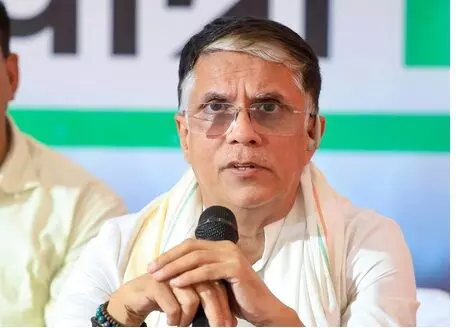 पवन खेड़ा पर दो वोटर आईडी रखने का आरोप, चुनाव आयोग ने भेजा नोटिस