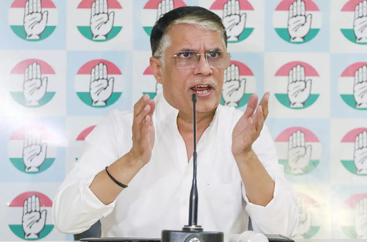 चुनाव आयोग के नोटिस पर पवन खेड़ा का तीखा पलटवार