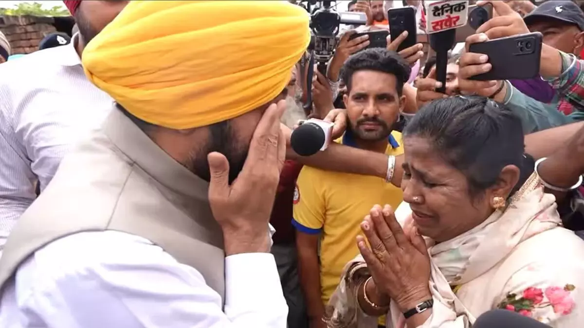 बाढ़ पीड़ित महिला का दुख देखकर भावुक हुए मुख्यमंत्री भगवंत मान, दिया हर संभव मदद का भरोसा