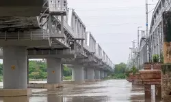 दिल्ली में यमुना का जलस्तर खतरे के निशान से ऊपर, बाढ़ का खतरा बढ़ा, पुराना रेलवे ब्रिज बंद दिल्ली में यमुना का जलस्तर खतरे के निशान से ऊपर, बाढ़ का खतरा बढ़ा, पुराना रेलवे ब्रिज बंद