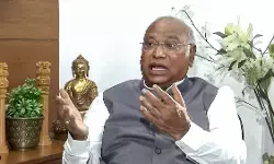 पंजाब बाढ़ : मल्लिकार्जुन खड़गे ने राहत और पुनर्वास के लिए सरकारों से अधिक प्रयास करने का आग्रह किया पंजाब बाढ़ : मल्लिकार्जुन खड़गे ने राहत और पुनर्वास के लिए सरकारों से अधिक प्रयास करने का आग्रह किया