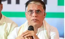 पवन खेड़ा पर दो वोटर आईडी रखने का आरोप, चुनाव आयोग ने भेजा नोटिस