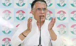 चुनाव आयोग के नोटिस पर पवन खेड़ा का तीखा पलटवार चुनाव आयोग के नोटिस पर पवन खेड़ा का तीखा पलटवार