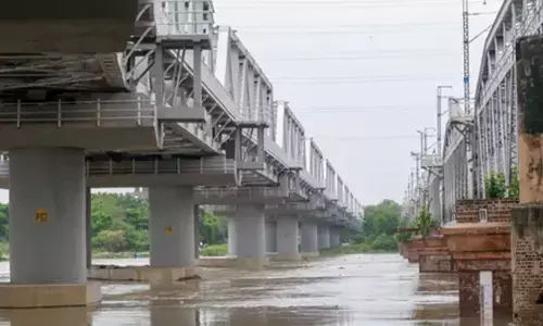 दिल्ली में यमुना का जलस्तर खतरे के निशान से ऊपर, बाढ़ का खतरा बढ़ा, पुराना रेलवे ब्रिज बंद