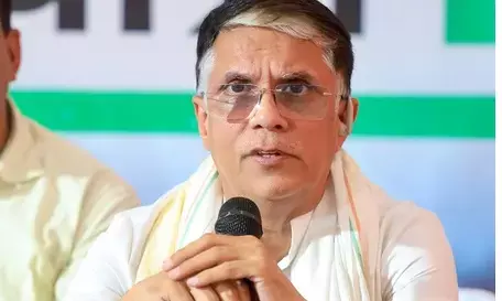 पवन खेड़ा पर दो वोटर आईडी रखने का आरोप, चुनाव आयोग ने भेजा नोटिस पवन खेड़ा पर दो वोटर आईडी रखने का आरोप, चुनाव आयोग ने भेजा नोटिस