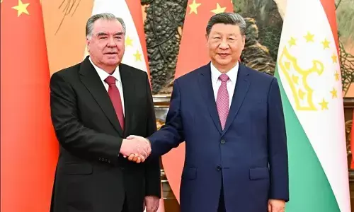 शी चिनफिंग ने ताजिकिस्तान के राष्ट्रपति इमोमाली रहमोन से मुलाकात की
