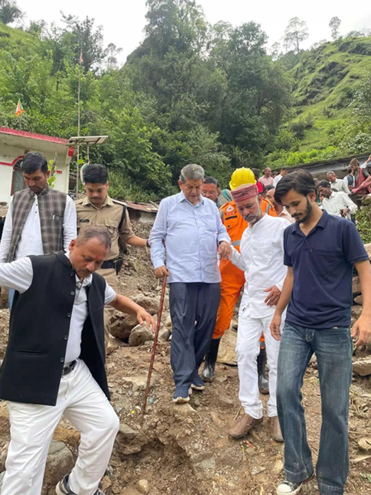 आपदा प्रभावितों के बीच पहुंचे हरीश रावत, राहत कार्यों में तेजी की मांग