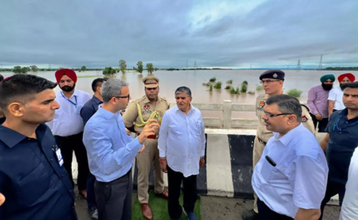 पंजाब : राज्यपाल गुलाब चंद कटारिया ने होशियारपुर के बाढ़ प्रभावित क्षेत्रों का किया दौरा पंजाब : राज्यपाल गुलाब चंद कटारिया ने होशियारपुर के बाढ़ प्रभावित क्षेत्रों का किया दौरा