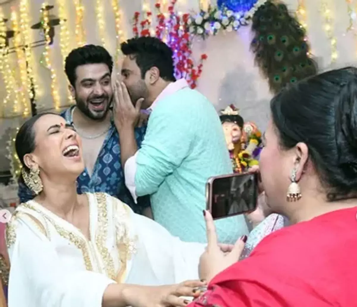 निया शर्मा का पारंपरिक अवतार, पूजा-पाठ में लीन नजर आईं टीवी की बोल्ड अभिनेत्री