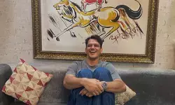 फिल्म ‘वेलकम’ की आइकॉनिक पेंटिंग के साथ दिखे विजय वर्मा, खुद को कला का पारखी बताया फिल्म ‘वेलकम’ की आइकॉनिक पेंटिंग के साथ दिखे विजय वर्मा, खुद को कला का पारखी बताया