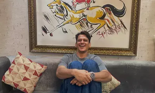 फिल्म ‘वेलकम’ की आइकॉनिक पेंटिंग के साथ दिखे विजय वर्मा, खुद को कला का पारखी बताया