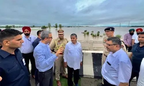 पंजाब : राज्यपाल गुलाब चंद कटारिया ने होशियारपुर के बाढ़ प्रभावित क्षेत्रों का किया दौरा पंजाब : राज्यपाल गुलाब चंद कटारिया ने होशियारपुर के बाढ़ प्रभावित क्षेत्रों का किया दौरा