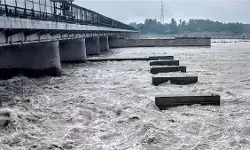 दिल्ली में यमुना का जलस्तर खतरे के पार, निगम बोध घाट बंद, हजारों लोग सुरक्षित स्थानों पर भेजे गए