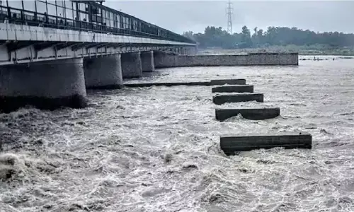 दिल्ली में यमुना का जलस्तर खतरे के पार, निगम बोध घाट बंद, हजारों लोग सुरक्षित स्थानों पर भेजे गए दिल्ली में यमुना का जलस्तर खतरे के पार, निगम बोध घाट बंद, हजारों लोग सुरक्षित स्थानों पर भेजे गए