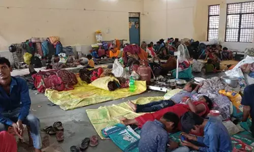 नोएडा के कई इलाके जलमग्न, 8 राहत शिविरों में 3 हजार से ज्यादा बाढ़ पीड़ितों को मिल रही सुविधा नोएडा के कई इलाके जलमग्न, 8 राहत शिविरों में 3 हजार से ज्यादा बाढ़ पीड़ितों को मिल रही सुविधा