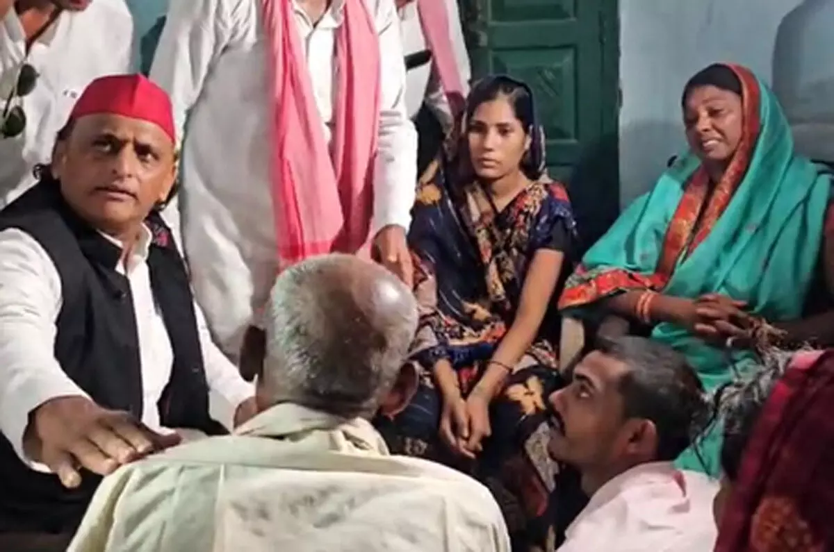 अखिलेश यादव ने कन्नौज में मृतक ब्रजेश राठौर के परिवार से मुलाकात की, सरकार से भाई को नौकरी देने की मांग अखिलेश यादव ने कन्नौज में मृतक ब्रजेश राठौर के परिवार से मुलाकात की, सरकार से भाई को नौकरी देने की मांग