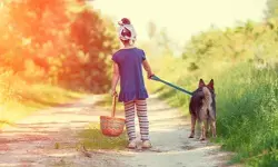 कुत्ते से बात करते हुए