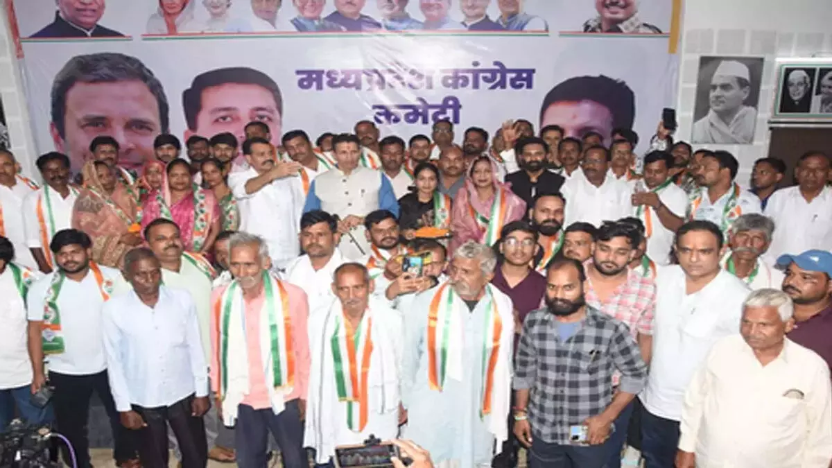 ग्वालियर में भाजपा और बसपा को झटका, दर्जनों कार्यकर्ता कांग्रेस में शामिल