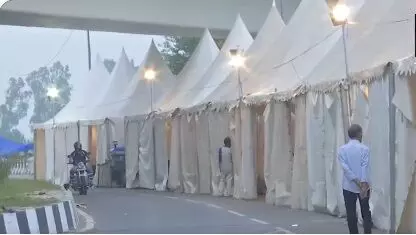 यमुना नदी का जलस्तर खतरे के निशान से ऊपर, लोग राहत शिविर कैंप में ले रहे शरण