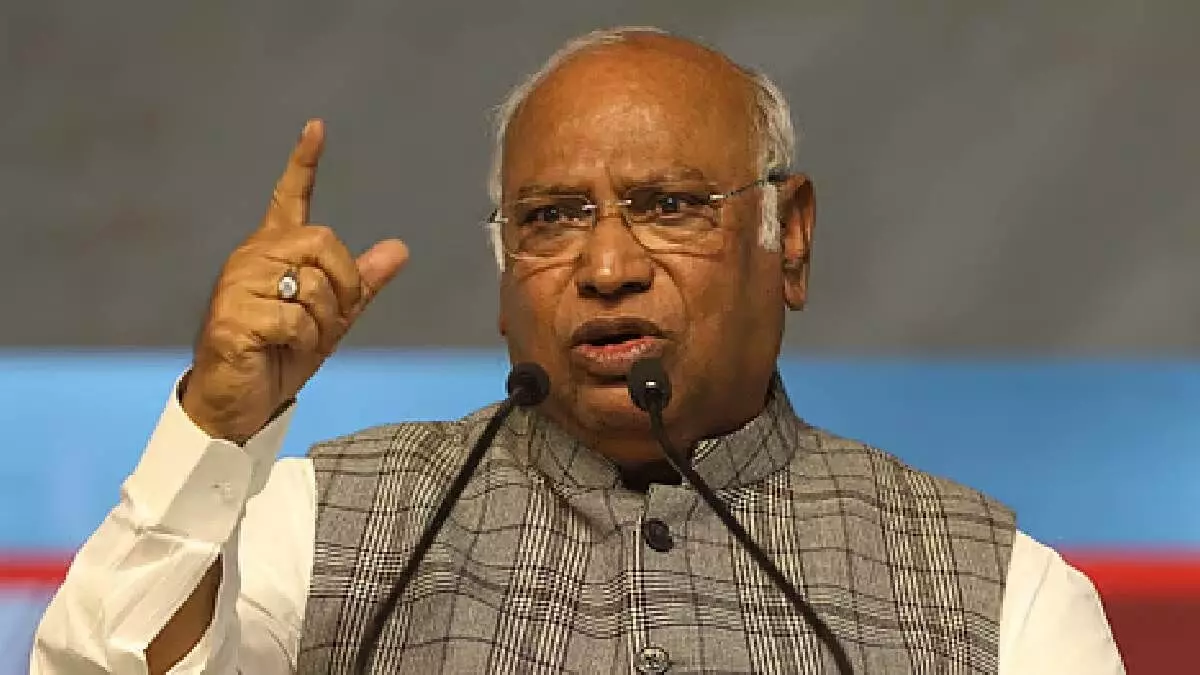 वोट चोरी में भाजपा की मदद क्यों कर रहा चुनाव आयोग : मल्लिकार्जुन खरगे