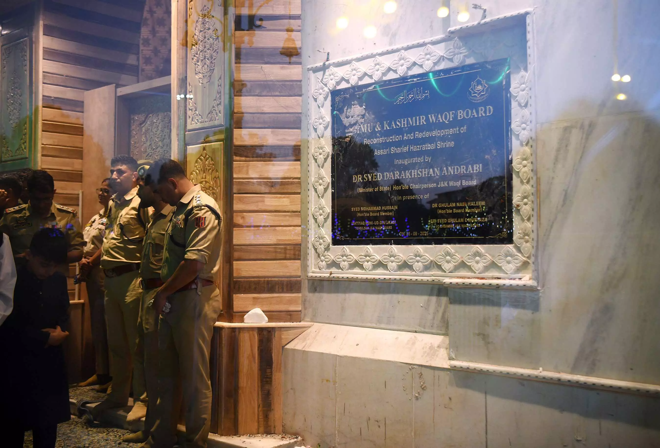 हजरतबल दरगाह में अशोक चिह्न की तोड़फोड़ पर नहीं थमा बवाल, 26 लोग गिरफ्तार हजरतबल दरगाह में अशोक चिह्न की तोड़फोड़ पर नहीं थमा बवाल, 26 लोग गिरफ्तार