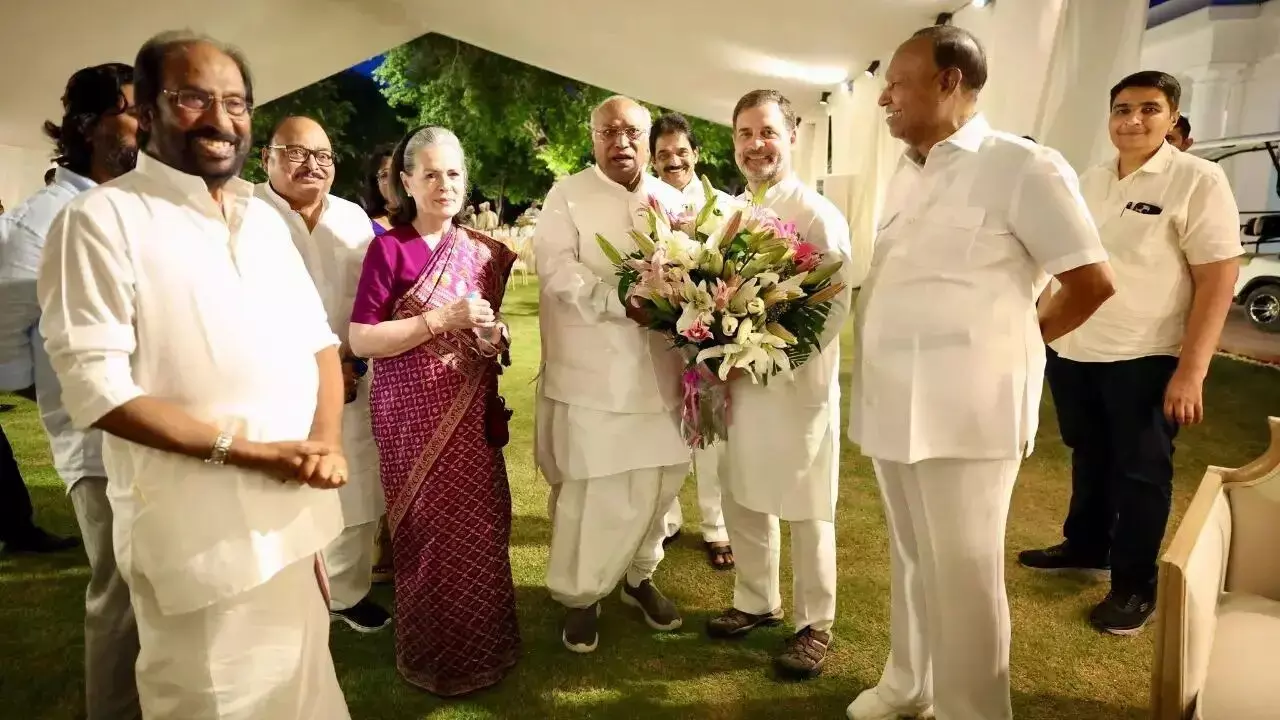 उपराष्ट्रपति चुनाव से पहले संसद भवन ऐनेक्सी में खरगे रात्रि भोज का करेंगे आयोजन, इंडिया गठबंधन के सभी सांसद होंगे शामिल