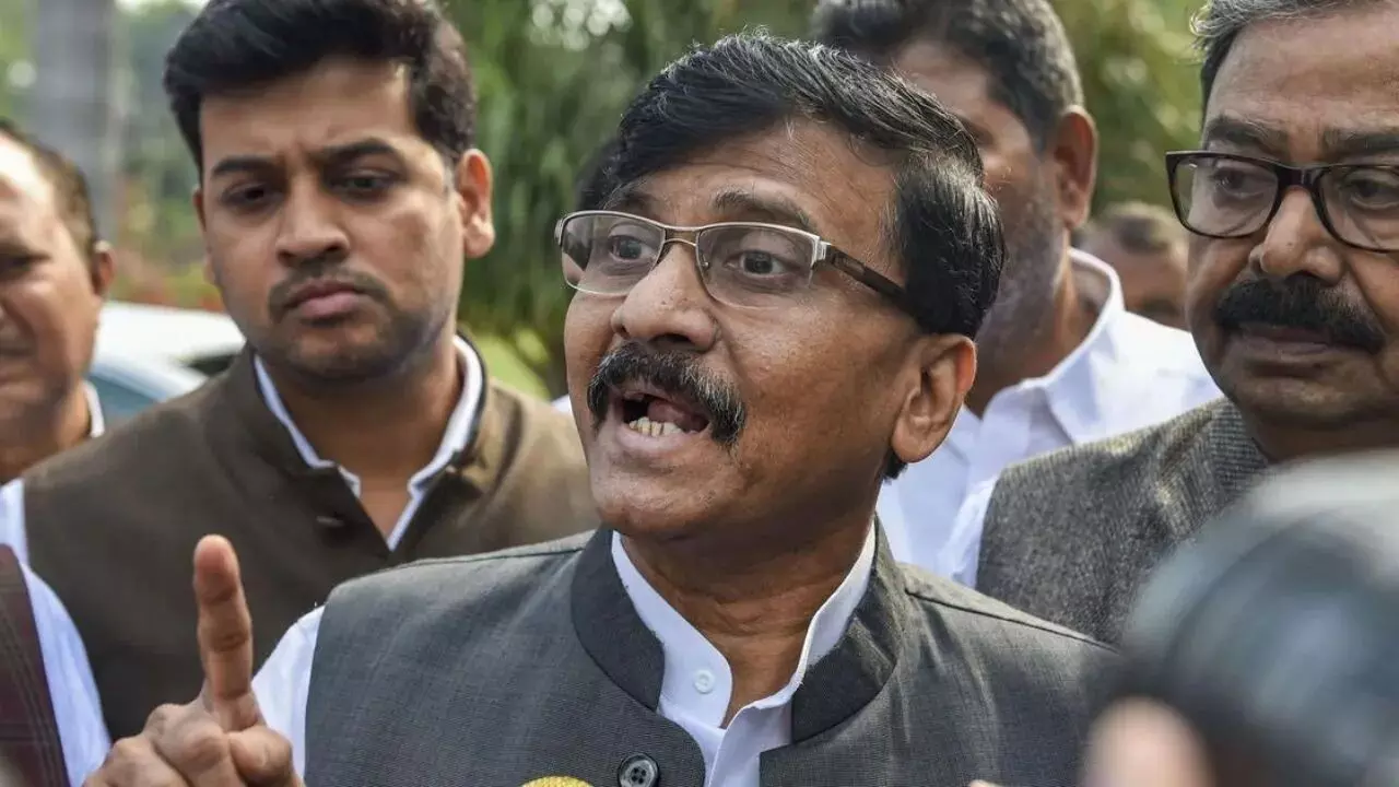 संजय राउत ने एक दिन में विज्ञापन पर 40-50 करोड़ रुपये खर्च करने को लेकर फडणवीस पर साधा निशाना