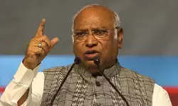 वोट चोरी में भाजपा की मदद क्यों कर रहा चुनाव आयोग : मल्लिकार्जुन खरगे वोट चोरी में भाजपा की मदद क्यों कर रहा चुनाव आयोग : मल्लिकार्जुन खरगे