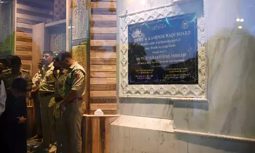 हजरतबल दरगाह में अशोक चिह्न की तोड़फोड़ पर नहीं थमा बवाल, 26 लोग गिरफ्तार