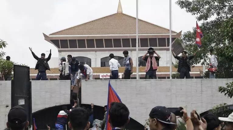 नेपाल: सोशल मीडिया बैन के खिलाफ जेनजी सड़कों पर उतरे, संसद भवन परिसर में की घुसने की कोशिश नेपाल: सोशल मीडिया बैन के खिलाफ जेनजी सड़कों पर उतरे, संसद भवन परिसर में की घुसने की कोशिश