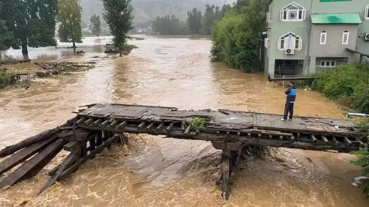 कश्मीर में बाढ़ के चलते गायब हो रही है जमीन, कई गांवों में भारी नुकसान
