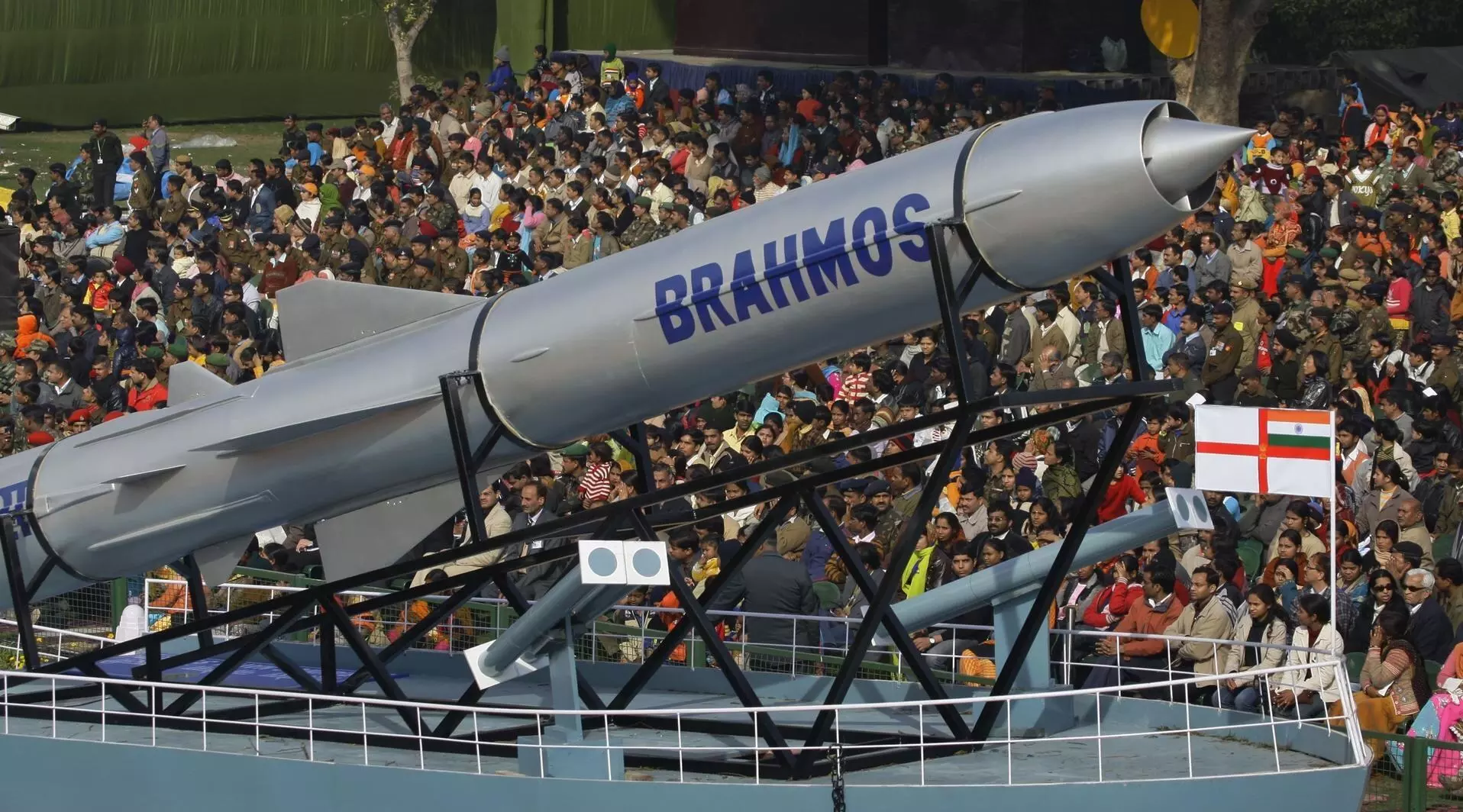 पाकिस्तान से झड़प के बाद हथियार बाजार में भारत को खरीदारों की तलाश