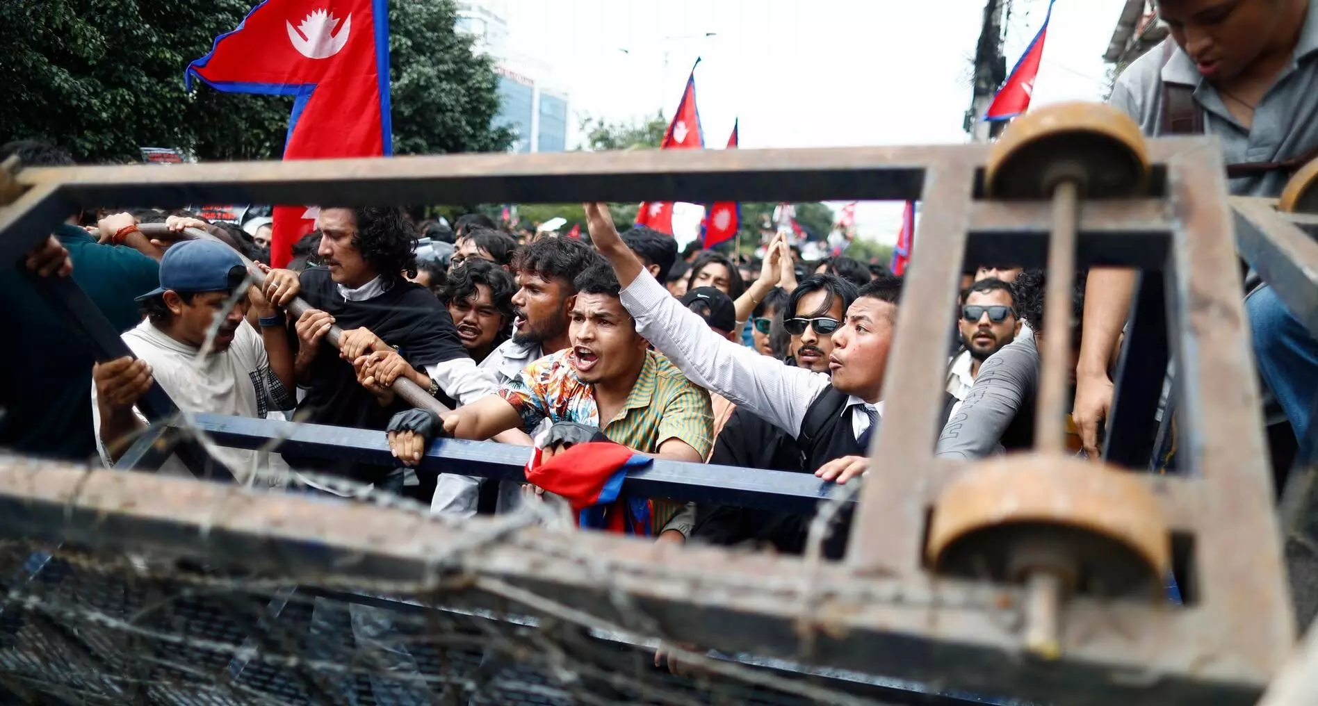 नेपाल: सोशल मीडिया बैन के खिलाफ हिंसक हुआ प्रदर्शन, कई इलाकों में लगा कर्फ्यू नेपाल: सोशल मीडिया बैन के खिलाफ हिंसक हुआ प्रदर्शन, कई इलाकों में लगा कर्फ्यू