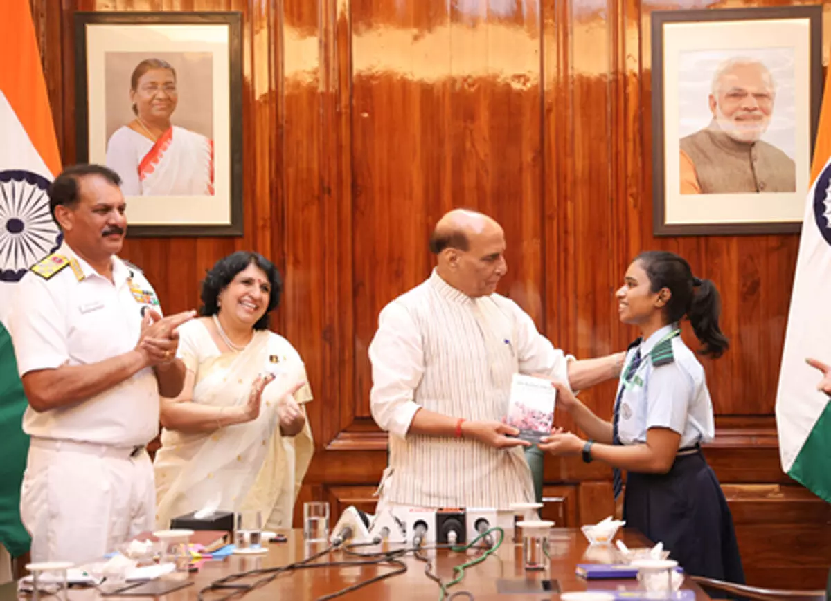 रक्षा मंत्रालय में नेवी स्कूल के छात्र, रक्षा मंत्री से मुलाकात- नैतिक मूल्यों पर हुई बात